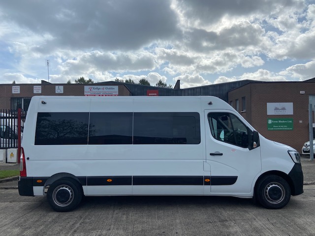 Renault Master 17 Seater